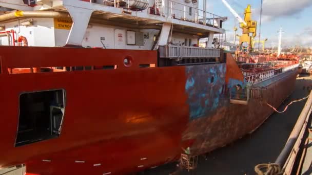 工人们在船厂的浮动码头修理和油漆船只 船画家在工作 船染时间视频 — 图库视频影像