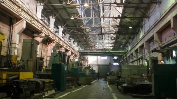 Tovární Paprskový Jeřáb Pohybuje Vrcholu Velké Dílny Pracovníci Soustružení Zpracování — Stock video
