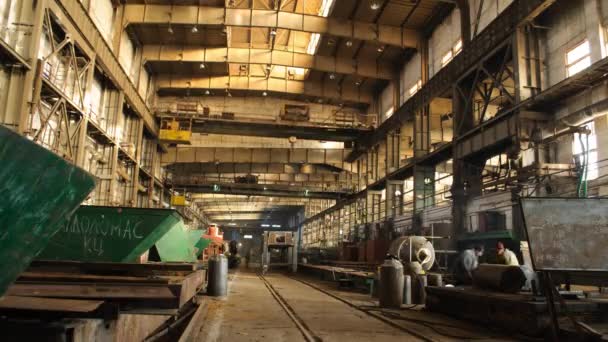 Großer Hangar Mit Ausrüstung Schwerindustrie Fertigung Arbeiter Industrielagern Schweißen Metall — Stockvideo