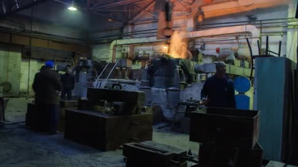 在铸造 控制铁冶炼炉 太热和黑烟的工作环境中的工人的辛勤工作 — 图库视频影像