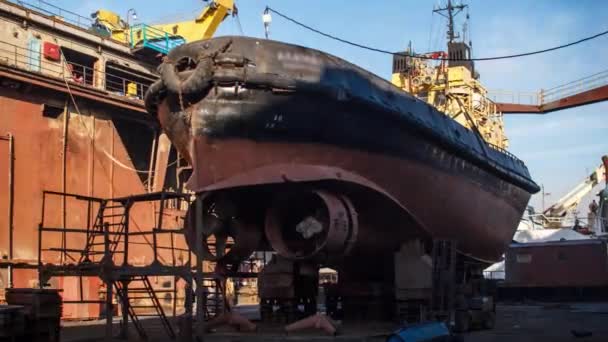 工人们在船厂的浮动码头修理旧船 船舶螺旋桨重建 时间流逝 — 图库视频影像
