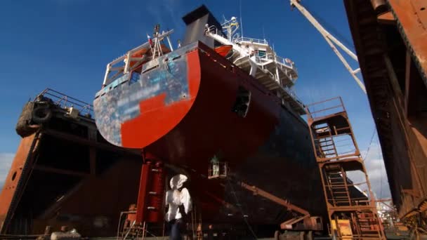Vista Aérea Nave Restauración Revestimiento Del Casco Muelle Renovación Buques — Vídeo de stock
