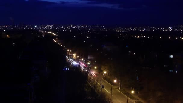 황혼이 어두워짐에 전망에서 도시의 Timelapse는 도시의 깜박임을 보여줍니다 차량으로 빠르게 — 비디오
