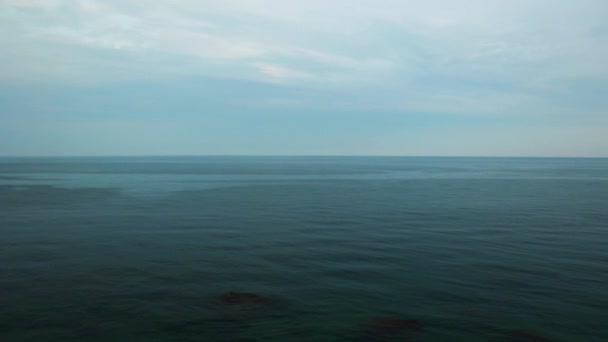 黄昏时宁静的海景 没有人 宁静的海平线 沉思的自然景观 在暮色的天空下 平静的海洋全景 淡淡的波浪 和平水面的空中景观 禅定背景 — 图库视频影像