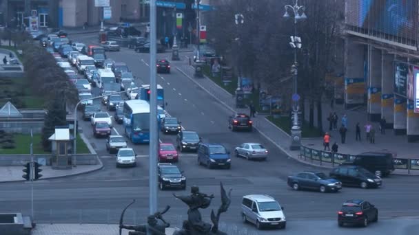 都市ラッシュアワー 公共交通機関 個人車 ウクライナの活気に満ちたストリートライフ 豪華な交通 歩行者 象徴的な像を示すバスティーキエフの街並み デイタイムシティビュー — ストック動画