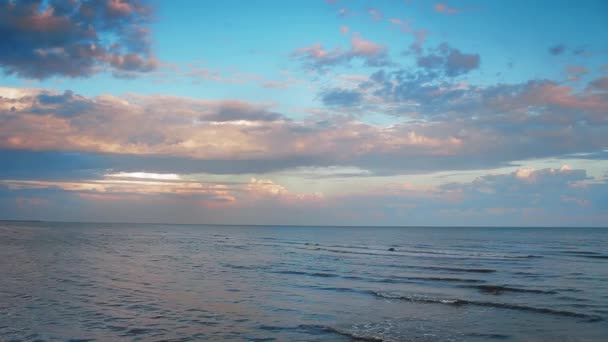 Scena Spokojnej Przyrody Kolorowym Niebem Odbicie Wodzie Spokojny Horyzont Oceanu — Wideo stockowe