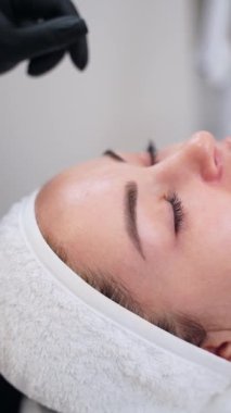 Estetisyen cilt yenilenmesi için hidro cilt bakımı yapıyor. Kadın hastada hidrakiyal tedavi uygulanıyor. Temiz, hidrat, cilt bakımı. Güzellik spası, cilt bakımı, yaşlanma önleyici prosedür..