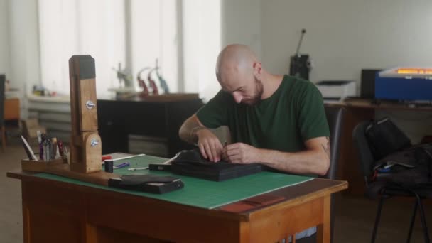 Professioneller Lederhandwerker Arbeitstisch Der Löcher Die Schwarze Handtasche Mit Lederpunsch — Stockvideo