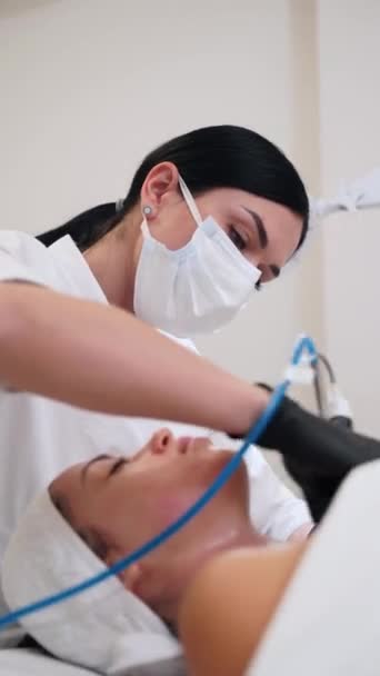 Hudvårdsspecialist Applicerar Hydrodermabrasion För Peeling Föryngring Esthetician Utför Hydrafacial Behandling — Stockvideo