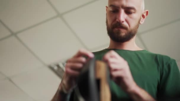 Nederst Visning Professionel Læder Håndværker Står Ved Arbejdsbordet Syr Sort – Stock-video
