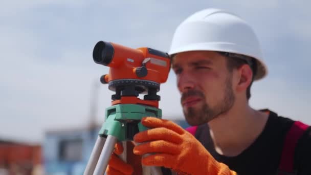 Close Shot Professional Construction Worker Using Theodolite Surveying Optical Instrument — Stock Video