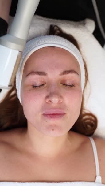 Mujer Recibe Terapia Endoesferas Procedimiento Rejuvenecimiento Facial Para Antienvejecimiento Tratamiento — Vídeos de Stock
