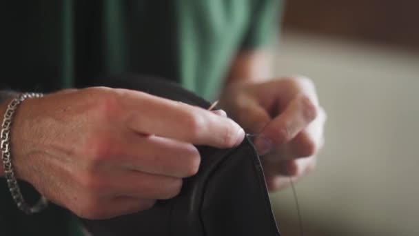 Nahaufnahme Professioneller Lederhandwerker Beim Nähen Schwarzer Handtaschen Die Einen Halteclip — Stockvideo