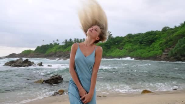Saç Bakımı Potansiyeli Tatil Özgürlüğü Sarışın Kadın Kumsalda Uzun Saçlar — Stok video