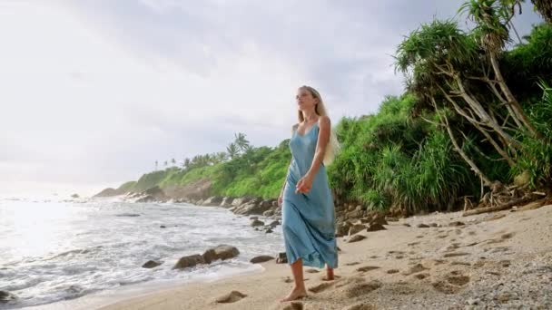 Das Modelabel Präsentiert Sommerkleid Seebad Ambiente Bronzefarbene Frau Eleganten Blauen — Stockvideo