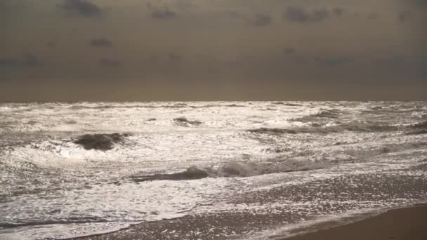 Драматический Морской Пейзаж Демонстрирует Ярость Природы Нестабильные Волны Разбиваются Песчаном — стоковое видео