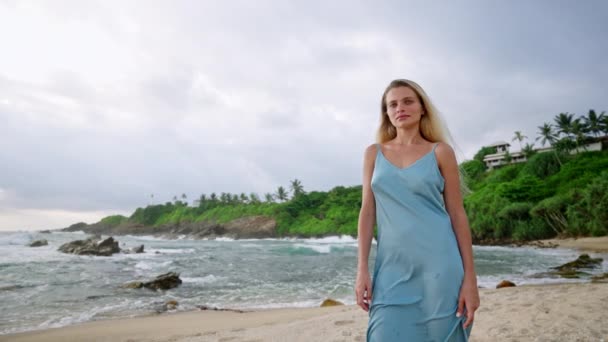 Luxe Vakantie Resort Kleding Vitrine Serene Natuur Achtergrond Elegante Vrouwenwandelingen — Stockvideo