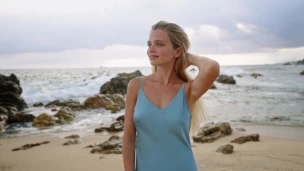 度假者喜欢宁静的海景 在蓝色的沙滩上散步的阳光亲吻的女人 在宁静的海滩氛围中独自旅行 与无忧无虑的女性的异国情调 — 图库视频影像