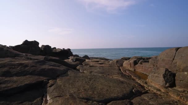 リラックス 雰囲気のためのシーサイドの景色 穏やかな海の波が風化した岩の上に流れている沿岸の風景 穏やかな海水につながる沿岸岩層 平和な内容に最適 — ストック動画
