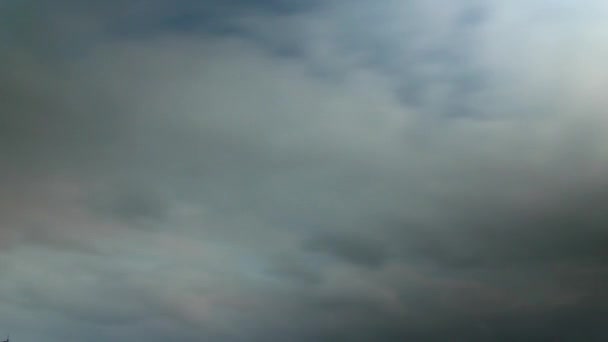 気候変動研究 天気予報 自然の映像のための都市景観の上の気象現象 ドラマチックな雲の動きを示すダイナミックなスカイタイムラプス 光の状態を変える — ストック動画