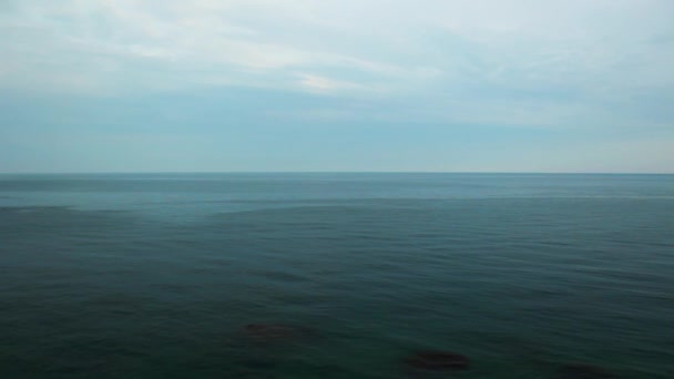 黄昏时宁静的海景 没有人 宁静的海平线 沉思的自然景观 在暮色的天空下 平静的海洋全景 淡淡的波浪 和平水面的空中景观 禅定背景 — 图库视频影像