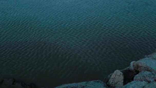 Lago Sereno Bordeado Por Borde Rocoso Indicio Luz Del Atardecer — Vídeo de stock