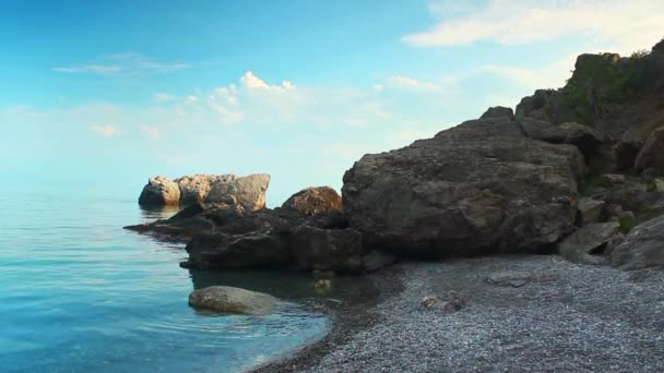 Mar Calmo Falésias Cênicas Enquadram Serena Paisagem Mar Negro Praia — Vídeo de Stock