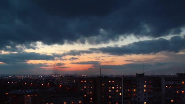 Dag Vänder Natt Över Bostadsområde Snabbrörlig Himmel Övergång Från Kväll — Stockvideo