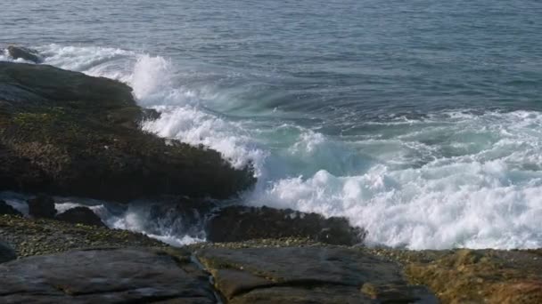 动态的海洋喷溅在巨石上 产生泡沫 海浪冲击着岩石海岸 自然的海滨氛围 强大的海浪 海滨风景 没有人 宁静的自然景观 海滨镜头 — 图库视频影像