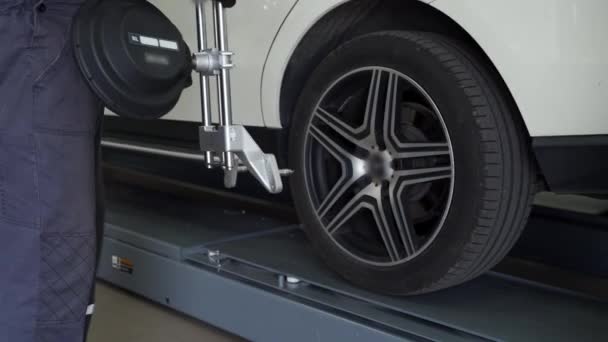 Техническое Обслуживание Автомобилей Автосервис Процесс Выравнивания Колес Показанный Современной Мастерской — стоковое видео