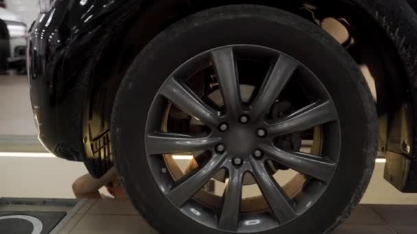 Garagem Moderna Suspensão Carro Diagnósticos Direção Técnico Automotivo Realiza Teste — Vídeo de Stock