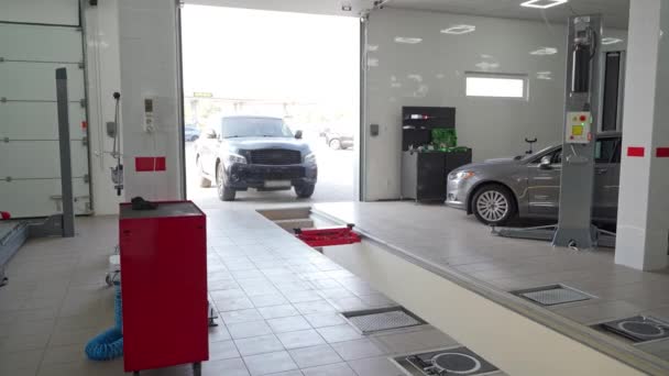 Garaje Moderno Inspección Automóviles Unidades Propietario Herramientas Tienda Listo Vehículo — Vídeo de stock
