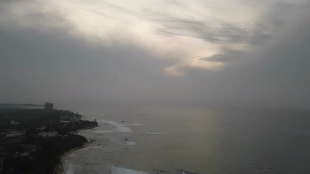 Съемка Воздуха Проходит Через Утренние Облака Демонстрирует Спокойный Морской Пейзаж — стоковое видео