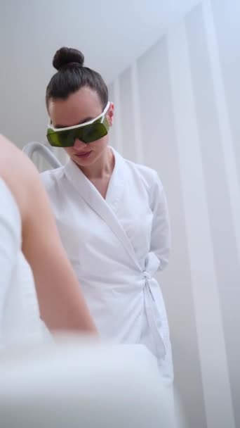 Gafas Protectoras Gastadas Tecnología Láser Precisión Objetivos Folículos Tratamiento Depilación — Vídeos de Stock