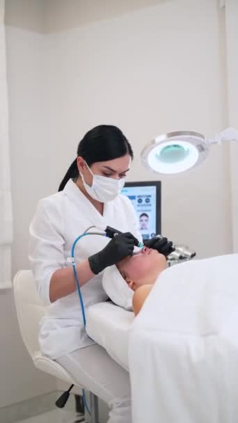 Skin Rejuvenation Hydradermabrasion Device Esthetician Performs Hydrafacial Client Clinic Aging — Stock Video