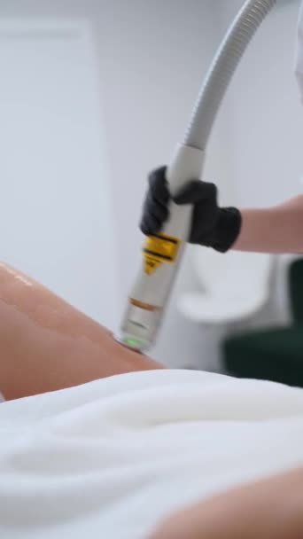 Trénovaná Technika Aplikuje Diodový Laser Epilaci Kůže Klinice Probíhá Laserová — Stock video