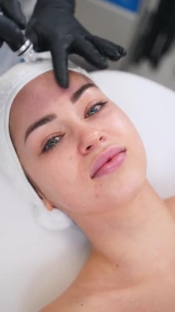 Kvinna Genomgår Hydrafacial Vatten Peeling Behandling För Klar Ungdomlig Hud — Stockvideo