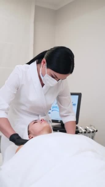 Leczenie Skóry Przez Terapeutę Specjalistę Profesjonalny Kosmetyczka Masce Wykonuje Masaż — Wideo stockowe