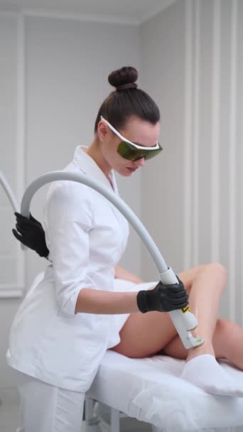 安全护目镜在科技领域 精密脱毛处理确保皮肤光滑 在现代诊所 熟练的美容师在病人腿上做激光脱毛手术 美容护理过程被捕获 — 图库视频影像