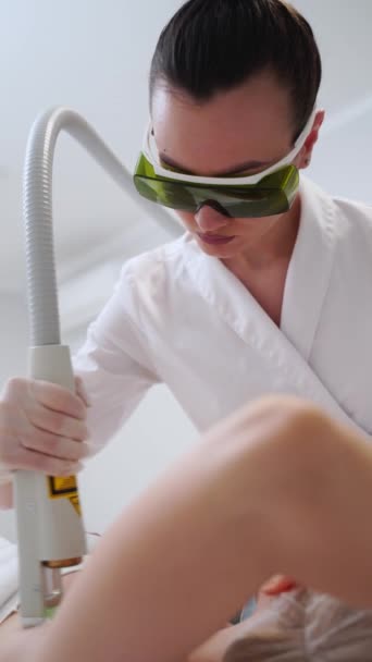 Estetický Zákrok Klinice Laserové Odstranění Vlasů Akci Kvalifikovaný Specialista Léčí — Stock video