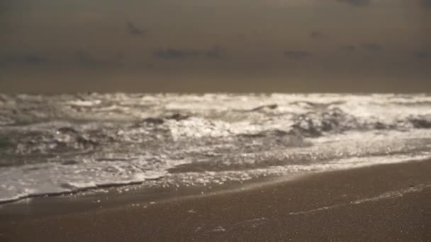 Природа Влади Відображається Бурхливому Морі Хвилі Океану Розбиваються Піщаному Пляжі — стокове відео
