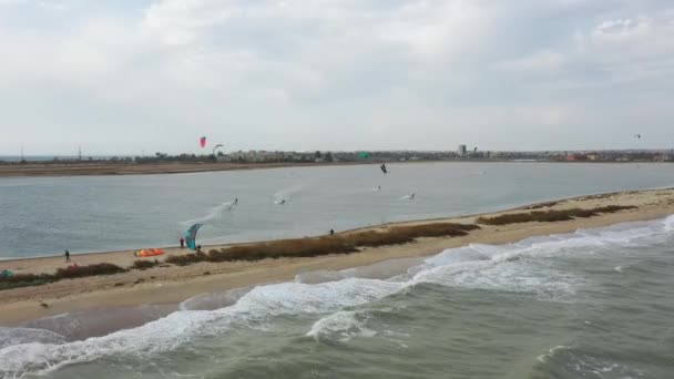Ekstrem Spor Meraklıları Sahil Uçurtma Sörfü Sahasında Rüzgar Sporlarından Hoşlanırlar — Stok video