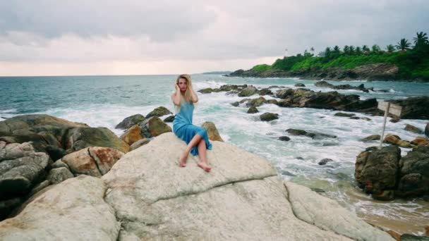 Μοντέλο Κομψό Φόρεμα Απολαμβάνει Θέα Στην Παραλία Κομψή Γυναίκα Κάθεται — Αρχείο Βίντεο