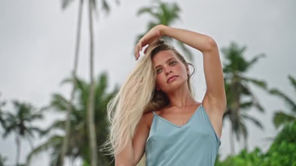 Femme Calme Apprécie Environnement Tropical Canalisant Soulagement Stress Bien Être — Video