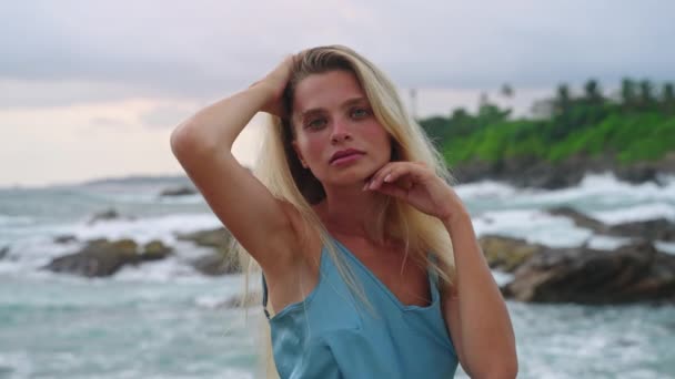 Dalgalı Deniz Kenarında Mavi Elbiseli Zarif Bir Bayan Sarışın Kadın — Stok video