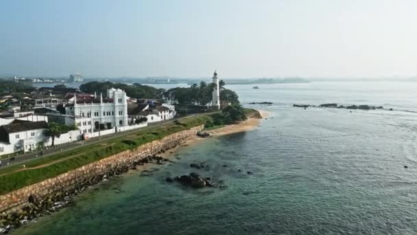 历史建筑 具有热带自然的旅游景点 加勒堡 海岸要塞 灯塔和印度洋海浪在斯里兰卡海岸线上的空中景观 — 图库视频影像
