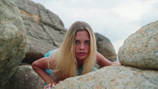 Mujer Elegante Vestido Azul Arrastra Entre Las Rocas Mirada Intensa — Vídeo de stock