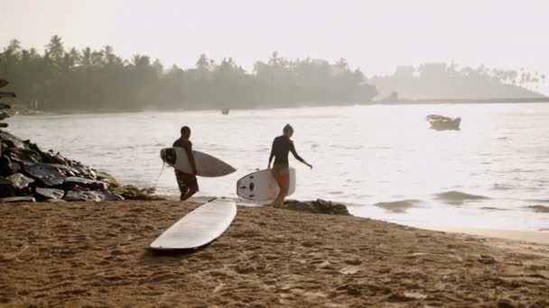 Mirissa Sri Lanka Enero 2021 Pareja Surfistas Hombre Mujer Entran — Vídeo de stock