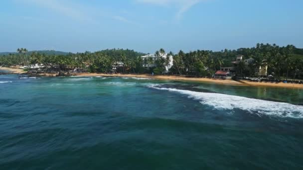 斯里兰卡达拉韦拉海滩泻湖的空中景观 海浪在沙滩上冲撞 棕边的海岸线清晰可见 蓝天分明 理想的旅行风景 宁静的假期 热带远足 — 图库视频影像