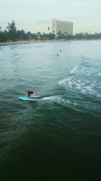 2023 Weligama Beach Sri Lanka Aprendiendo Clases Surf Telón Fondo — Vídeo de stock
